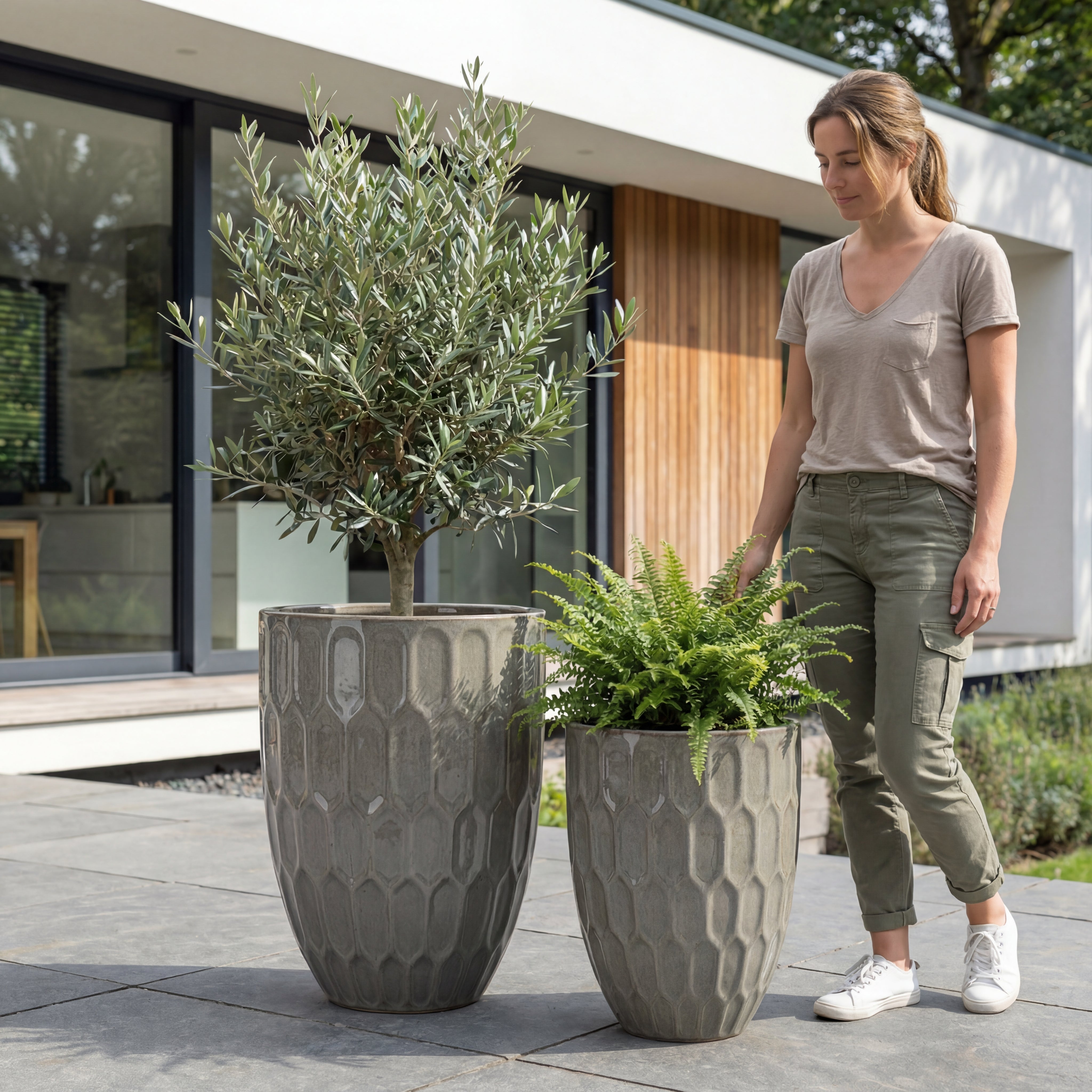 Stylový keramický květináč DAUDET v interiéru