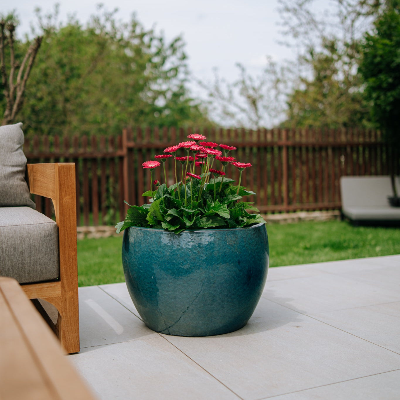Keramický kvetináč ROMULUS azúrovo modrá – štýl Provence, robustný a elegantný