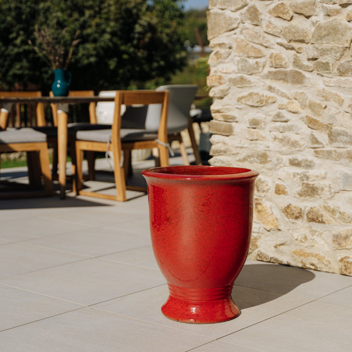 Keramický kvetináč ARTHUR tropická červená – štýl Provence, robustný a elegantný