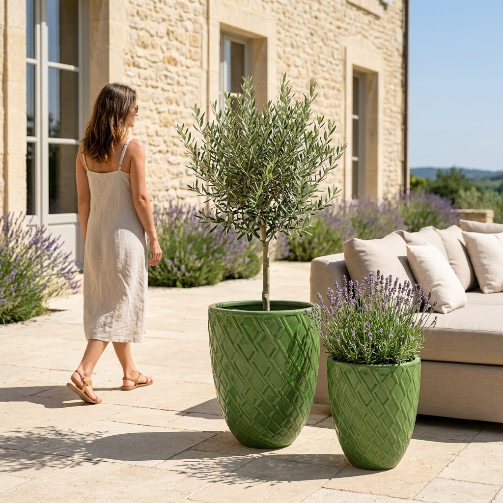 Keramický květináč Zeus - Jablkově zelená s olivovníkem na kamenné terase vily. Detail na lesklou glazuru a okrasný reliéf.