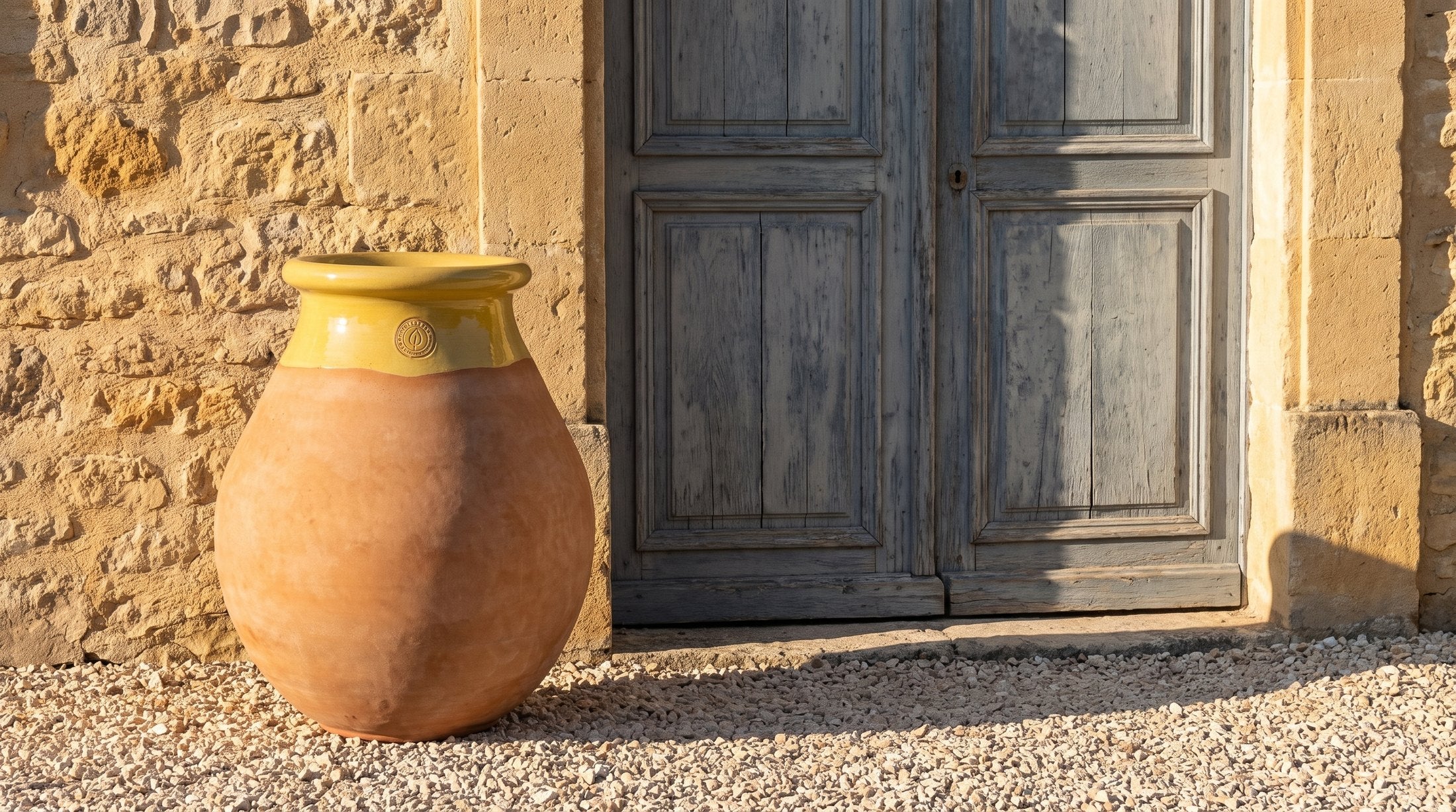 Provensálsky biot Made in Provence — terakota cérusée s medovým golierom