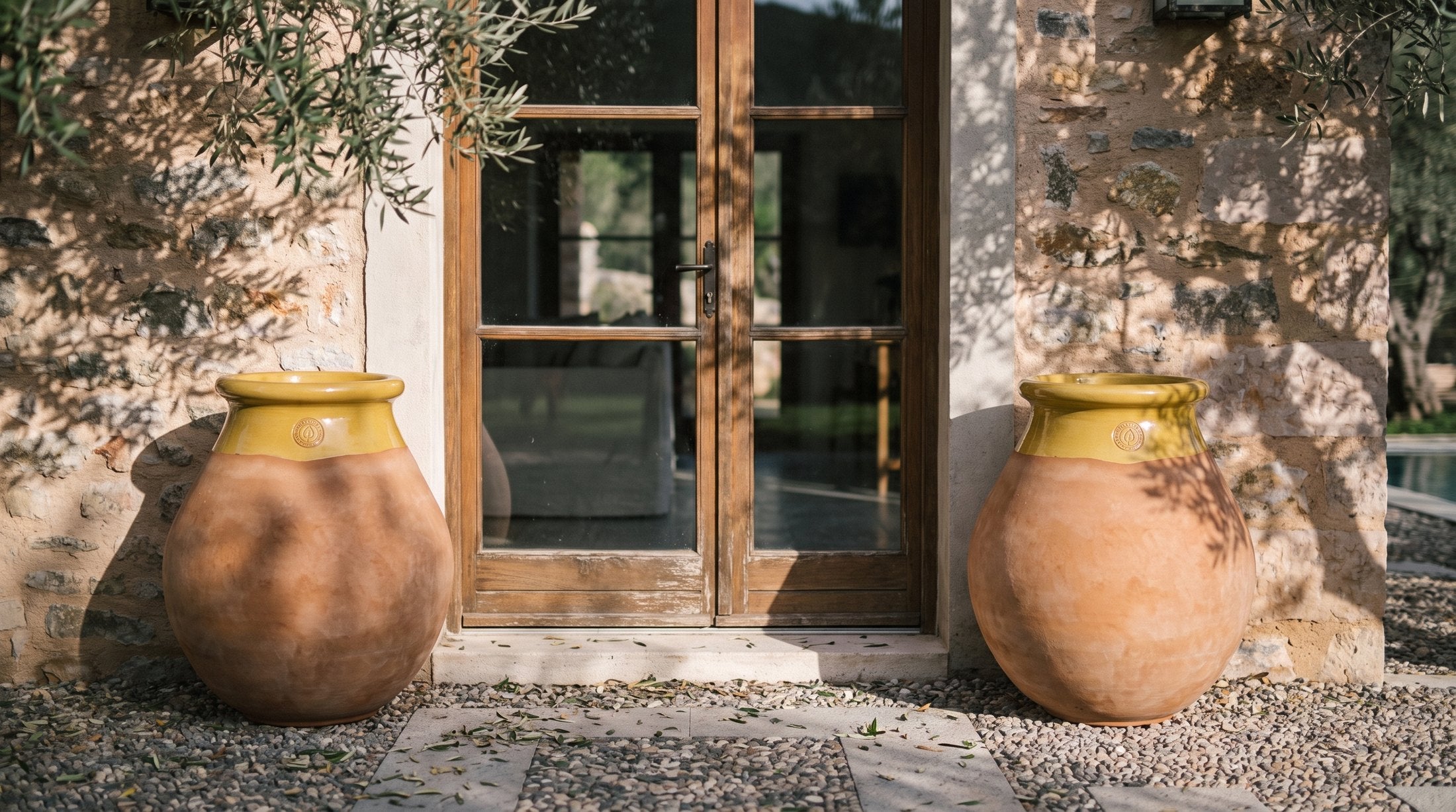 Dva prázdne bioty Made in Provence lemujú vchod stredomorskej vily