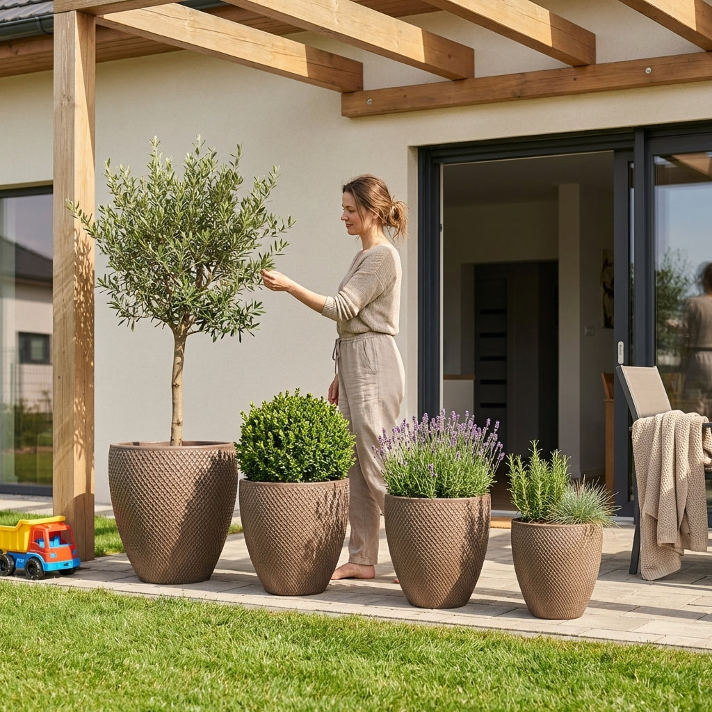 Detailní pohled na Keramický květináč Signac - Písková s rostlinou na prosluněné moderní rodinné terase.