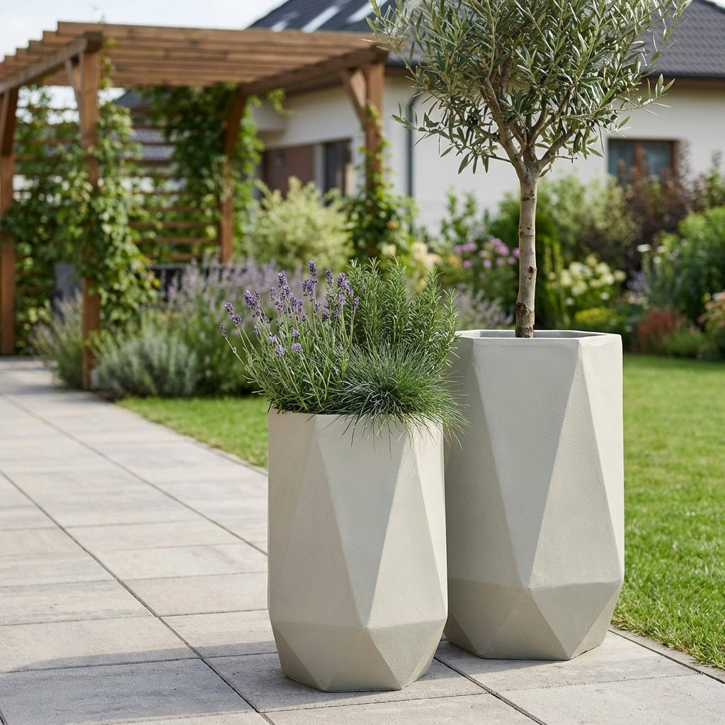 Detailní záběr na betonový květináč PRISME v béžové barvě se stálezeleným keřem na moderní prosluněné terase.