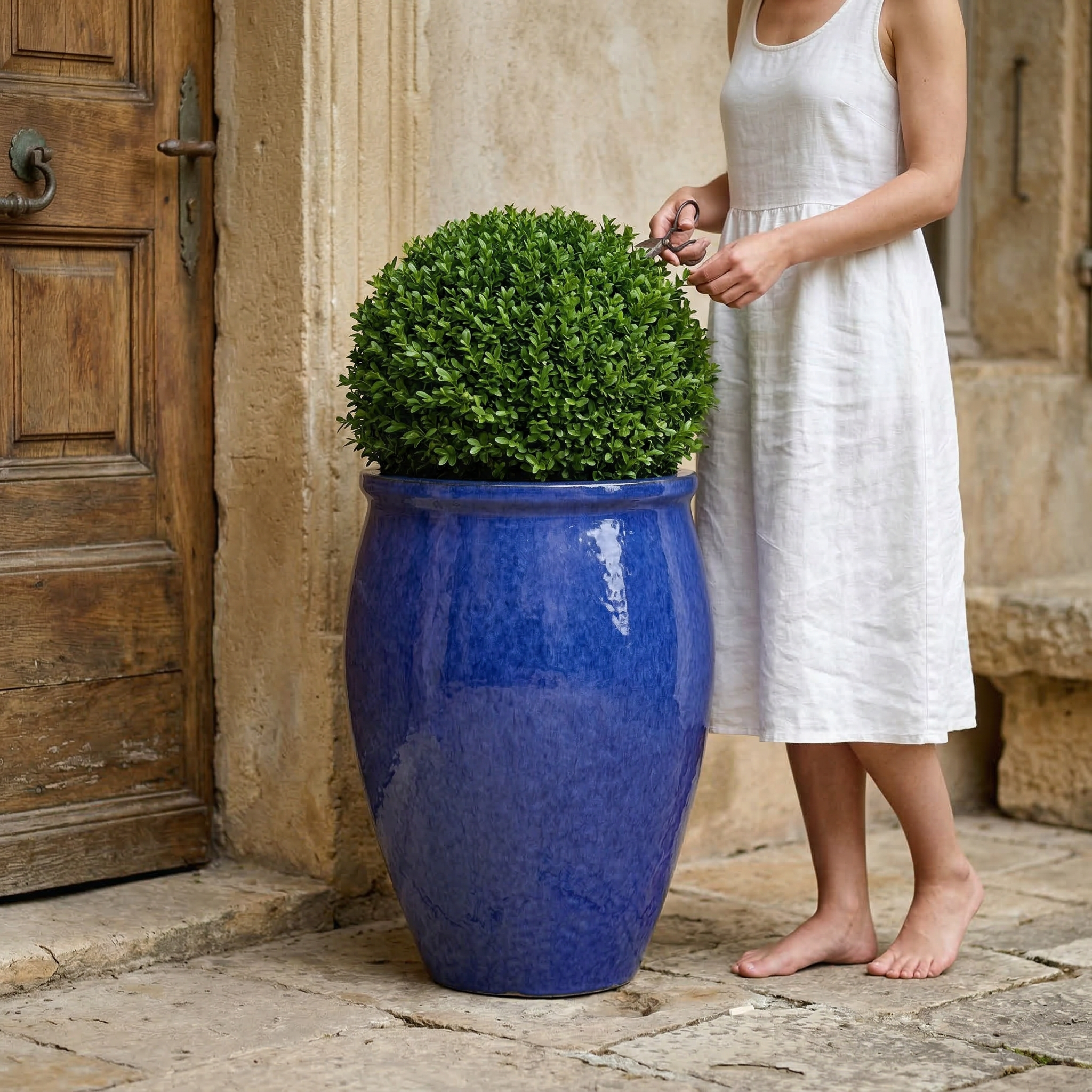 Keramický kvetináč Majorelle modrá v exteriéri – Bacchus, štýl Anduze