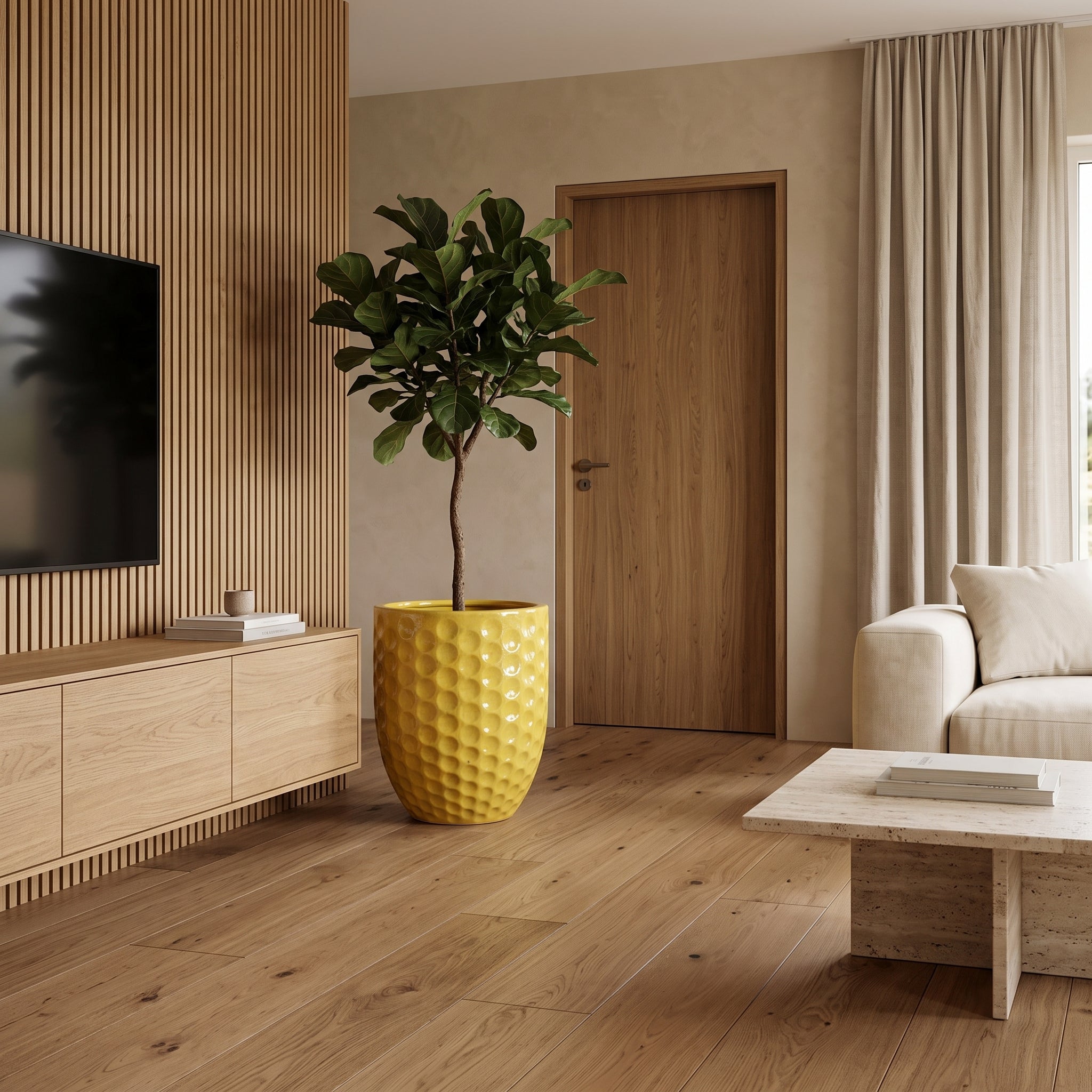 Keramický květináč MEROVEE - Žlutá - XXL (55 cm x 65 cm) s rostlinou Ficus lyrata v prémiovém skandinávském obývacím pokoji.