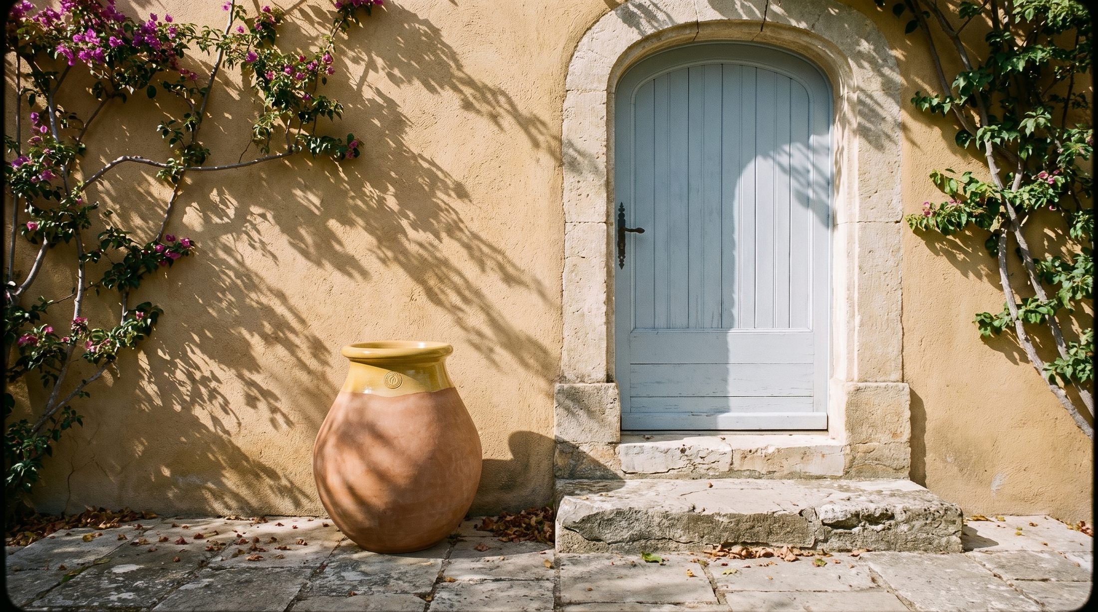 Provensálsky biot Made in Provence — terakota cérusée s medovým golierom