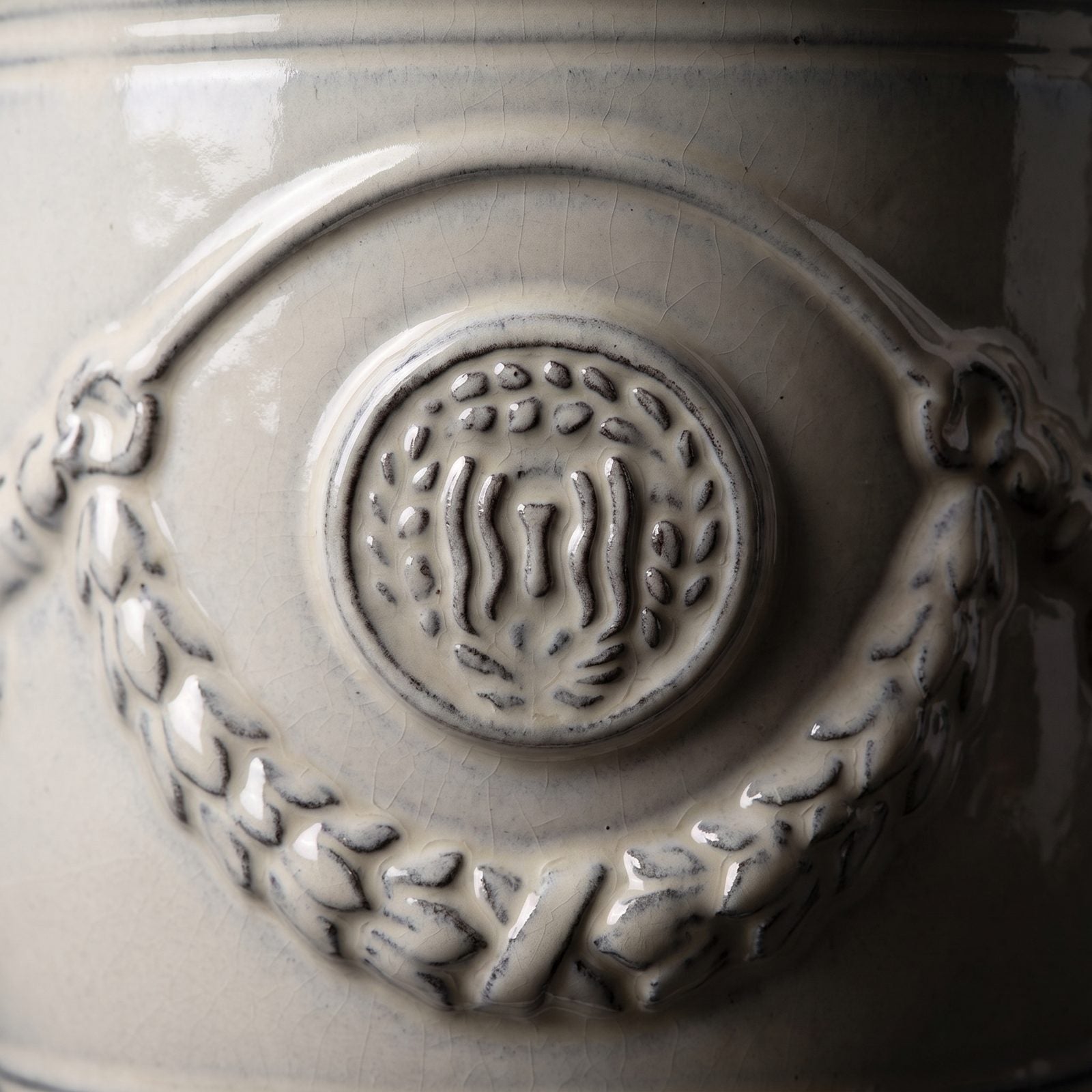 Detail glazúry Krémová na girlande a pečati kvetináča RICHELIEU