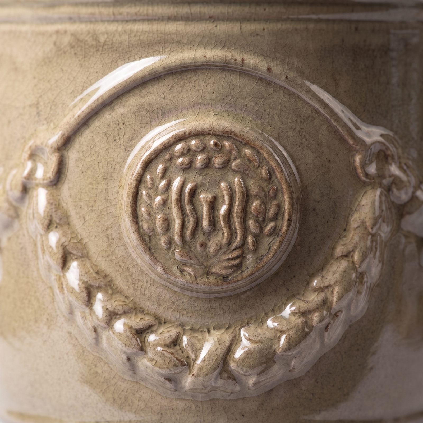 Detail glazúry Pieskovaný bronz na girlande a pečati kvetináča RICHELIEU